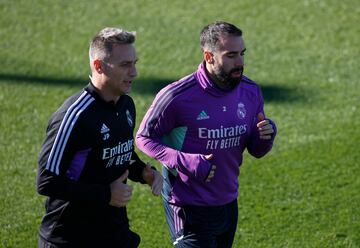 José Carlos García Parrales, readaptador del Real Madrid, corre con Carvajal durante un entrenamiento en Valdebebas.