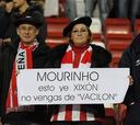 Mourinho: entre pitos y autógrafos en El Molinón