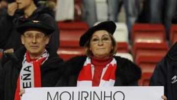 <b>MUCHA IRONÍA. </b>"Esto es Gijón, no vengas de vacilón". El ataque de Preciado a Mourinho dio lugar a pancartas y gritos en El Molinón.