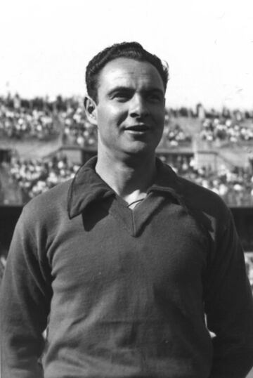 Jugó con la Real Sociedad desde 1948 a 1959 y con el Real Madrid en la temporada de 1959 a 1961