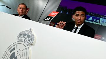 English midfielder Jude Bellingham (R) gives a press conference with Real Madrid Director of Football Emilio Butragueno, during his presentation as new player of Real Madrid, in Madrid on June 15, 2023. (Photo by JAVIER SORIANO / AFP)