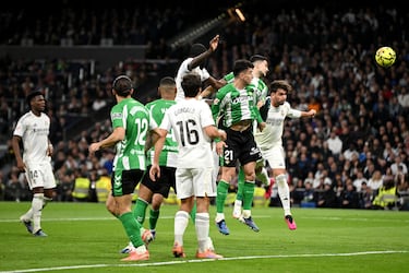 El jugador del Real Madrid, Raúl Asencio, marca el 3-0 al Real Betis. 