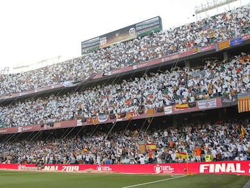 Ambientazo en el Benito Villamarín.












