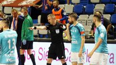 Los jugadores de Osasuna Magna, durante su partido ante Vi&ntilde;a Albali Valdepe&ntilde;as en los Playoffs de la temporada 2019-2020.