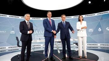 Spanish People's Party candidate Alberto Nunez Feijoo and Spain's Prime Minister and Socialist candidate Pedro Sanchez pose, with journalists Ana Pastor and Vincente Valles, before a televised debate ahead of snap election in Madrid, Spain, July 10, 2023. REUTERS/Juan Medina