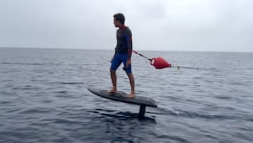 Kai Lenny pescando en foil en las Fiji. 