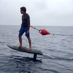 Kai Lenny sorprende a sus fans pescando mientras surfea
