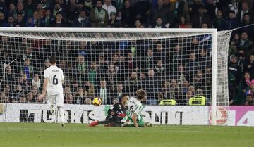 1-1. El VAR dio validez al primer gol de Sergio Canales.