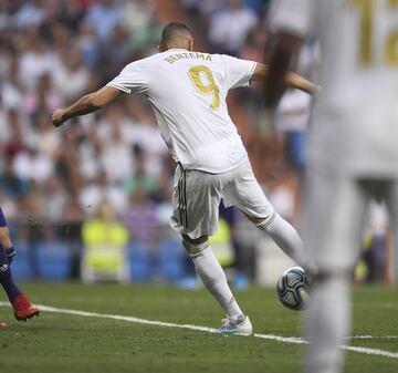 El jugador del Real Madrid, Benzema, marca el 1-0 al Real Valladolid.