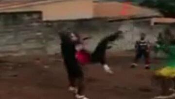 La chilena fallida de Joel Embiid en un partido callejero