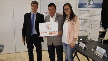 Ángel Vázquez, Antonio José García y Patricia Pérez posan durante las las jornadas “El Binomio Turismo y Deporte como elemento estratégico de un destino”.