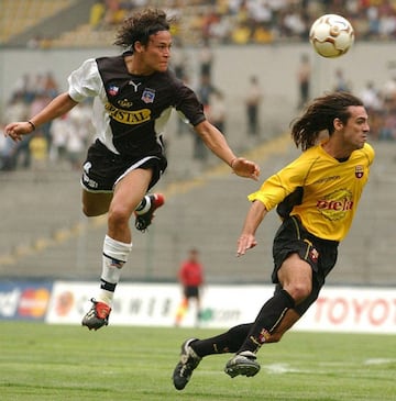 En 2003, para Copa Libertadores, Colo Colo jugó con una camiseta negra con una franja blanca muy particular al costado.