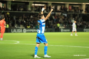 Altimira celebra su gol al Ceuta que dio la victoria al Deportivo.