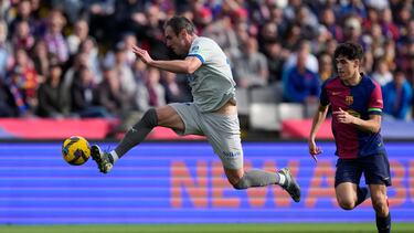 BARCELONA, 02/02/2025.- El defensa del FC Barcelona Pau Cubarsí (d) y el delantero del Alavés Kike García, durante el partido de LaLiga entre el FC Barcelona y el Alavés este domingo en el Estadio Olímpico de Montjuic en Barcelona. EFE/ Alejandro García