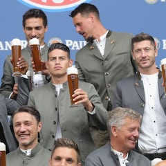El Bayern presenta su vestimenta para el Oktoberfest