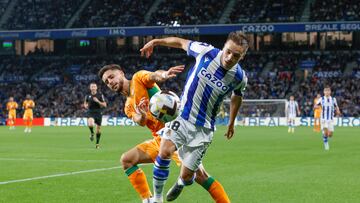SAN SEBASTIÁN, 30/10/2022.- El defensa de la Real Sociedad Andoni Gorosabel (d) lucha con Alexandre Moreno, del Real Betis, durante el partido de la jornada 12 de LaLiga que Real Sociedad y Real Betis disputan este domingo en el Reale Arena, en San Sebastián. EFE/Javier Etxezarreta