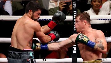 Saúl 'Canelo' Álvarez y John Ryder en su combate en México.