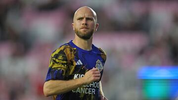 FILE PHOTO: Sep 20, 2023; Fort Lauderdale, Florida, USA; Toronto FC midfielder Michael Bradley (4) before the game against  Inter Miami at DRV PNK Stadium. Mandatory Credit: Sam Navarro-USA TODAY Sports/File Photo