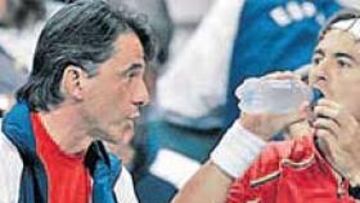 <b>INDICACIONES. </b>Sánchez Vicario, ayer, junto a Robredo, que renunció a jugar en Suiza en febrero.