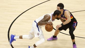 PHOENIX, ARIZONA - JUNE 28: Paul George #13 of the LA Clippers drives to the basket against Devin Booker #1 of the Phoenix Suns during the second half in Game Five of the Western Conference Finals at Phoenix Suns Arena on June 28, 2021 in Phoenix, Arizona. NOTE TO USER: User expressly acknowledges and agrees that, by downloading and or using this photograph, User is consenting to the terms and conditions of the Getty Images License Agreement.   Christian Petersen/Getty Images/AFP
 == FOR NEWSPAPERS, INTERNET, TELCOS &amp; TELEVISION USE ONLY ==