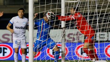 El arquero de Huachipato, Gabriel Castellón, juega el balón contra Audax Italiano durante el partido de Primera División disputado en el estadio Bicentenario de La Florida.