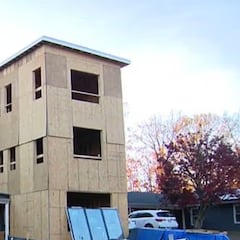 Vecinos indignados por la monstruosa casa de tres pisos construida en medio de un pintoresco vecindario: “No tiene cabida aquí”