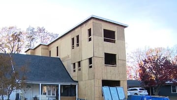 Vecinos indignados por la monstruosa casa de tres pisos construida en medio de un pintoresco vecindario: “No tiene cabida aquí”