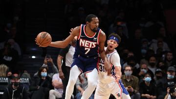 NEW YORK, NEW YORK - DECEMBER 16: Kevin Durant #7 of the Brooklyn Nets dribbles against Seth Curry #31 of the Philadelphia 76ers during their game at Barclays Center on December 16, 2021 in New York City. NOTE TO USER: User expressly acknowledges and agrees that, by downloading and or using this photograph, User is consenting to the terms and conditions of the Getty Images License Agreement. Al Bello/Getty Images/AFP
== FOR NEWSPAPERS, INTERNET, TELCOS & TELEVISION USE ONLY ==