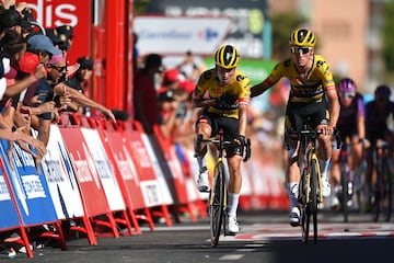 Primoz Roglic (lesionado tras verse implicado en una caída en el sprint final) y Mike Teunissen  cruzan la meta de la 77ª Vuelta a España 2022.