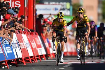 Primoz Roglic (lesionado tras verse implicado en una ca¨ªda en el sprint final) y Mike Teunissen cruzan la meta de la 77? Vuelta a Espa?a 2022.