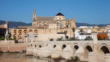 El campanario mide 54 metros y es el edificio más alto de la ciudad.