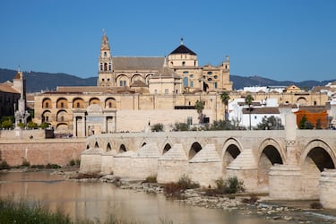 El campanario mide 54 metros y es el edificio más alto de la ciudad. 

 