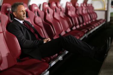 Sinisa Mihajlovic, un histórico del fútbol serbio e italiano, sucumbió el 16 de diciembre en su larga batalla contra la leucemia. Como futbolista vistió las camisetas de Borovo, Vojvodina, Estrella Roja, Roma, Sampdoria, Lazio e Inter. Fue un gran defensa, pero son imborrables sus goles, muchos de falta. Marcó casi un centenar en sus 563 partidos como profesional y el 13 diciembre de 1998 hizo historia en la Serie A, convirtiéndose en el primer jugador capaz de marcar un hat-trick de falta directa, durante el Lazio-Sampdoria (5-2). Su carrera de entrenador comenzó como segundo del Inter en 2006 y luego pasó por los banquillos de Bolonia, Catania, Fiorentina, Serbia, Sampdoria, Milan, Torino, Sporting de Lisboa y otra vez Bolonia. En 2015, tuvo la valentía de lanzar a Gigio Donnarumma con apenas 16 años en la portería del Milan. Murió con 53 años. Demasiado pronto.