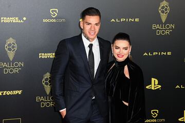 El portero brasileño del Manchester City, Ederson, y su esposa Lais Moraes posan a su llegada a la ceremonia de entrega del Balón de Oro 2022 de France Football.