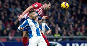 El defensa uruguayo del Atlético de Madrid Diego Godín, y el defensa del RCD Espanyol David López, durante el partido de LaLiga Santander correspondiente a la 17ª jornada que se disputa en el estadio Wanda Metropolitano.