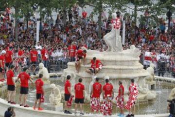 Celebración de los jugadores del Sevilla en la plaza de la Puerta de Jerez, durante el paseo triunfal que ha realizado el equipo esta tarde para festejar y ofrecer a la ciudad su quinta Liga Europa conseguida el pasado miércoles en Basilea (Suiza