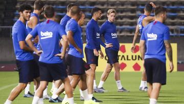 Frenkie de Jong, al fondo en el &uacute;ltimo entrenamiento del Bar&ccedil;a antes del partido de esta ma&ntilde;ana contra el Chelsea. 