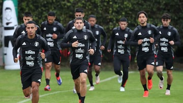 AME3818. LIMA (PERÚ), 27/08/2024.- Los jugadores de la selección peruana de fútbol entrenan este martes en Lima (Perú). Fossati afirmó que el hincha del país "se pone fuerte cuando el viento le da de frente", en referencia a la última posición que ocupa la Bicolor en las eliminatorias para el mundial de 2026. EFE/ Paolo Aguilar