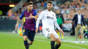 Piccini disputa un bal&oacute;n junto a Leo Messi.