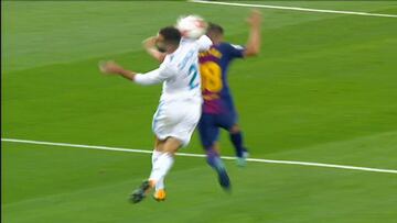 Carvajal y Alba disputan el balón.