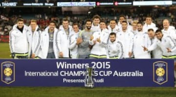Los futbolistas del Real Madrid celebran tras vencer al Manchester City en la final del torneo International Champions Cup en el estadio MCG de Melbourne (Australia) 