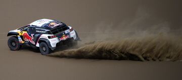 En la etapa 9, Sebastien Loeb y Daniel Elena han perdido toda opci車n de victoria. Rompieron en frontal de su coche al no ver un agujero. Perdieron m芍s de siete horas en la clasificaci車n general.
