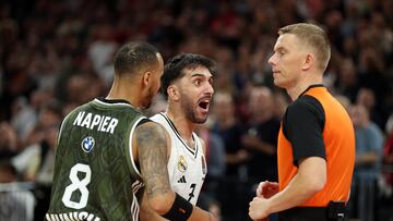 Facundo Campazzo, base del Real Madrid, protesta una decisión del árbitro en el partido de la primera jornada de la Euroliga ante el Bayern en Múnich.