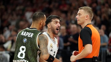 Facundo Campazzo, base del Real Madrid, protesta una decisión del árbitro en el partido de la primera jornada de la Euroliga ante el Bayern en Múnich.