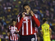 Soccer Football - Liga MX - America v Guadalajara - Estadio Ciudad de los Deportes, Mexico City, Mexico - September 13, 2025 Guadalajara's Roberto Alvarado celebrates scoring their first goal REUTERS/Henry Romero