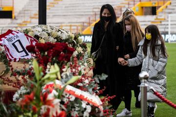 La esposa de Paolo Rossi, Federica Cappelletti, y sus dos hijas dan el último adiós al exfutbolista italiano en la capilla ardiente instalada sobre el césped del estadio Romeo Menti, en Vicenza. El héroe del Mundial 82 nos dejó el día 10 en Siena a los 64 años y desde entonces se han sucedido en Italia los homenajes y muestras de cariño.