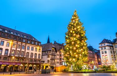 En Estrasburgo se encuentra el Mercado de Navidad más antiguo de Francia, con casi 450 años de antigüedad y uno de los eventos más importantes del año, es el encendido de las luces y del precioso árbol central que destaca por su tamaño y belleza. También es uno de los más grandes de Europa.
