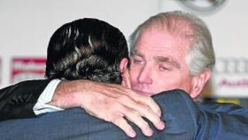 <b>LA ALTERNATIVA. </b>Una vez concluida su intervención, Calderón se abrazó con Boluda, el hombre que le sustituye en la presidencia.