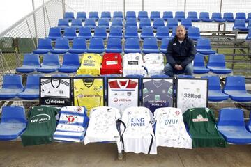 Fran de Paula, con las camisetas de los equipos que han estado en Pinatar Arena.