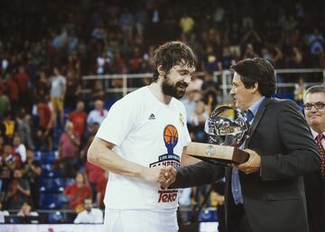 Houston apretaba para llevarse a Llull, pero renovaría hasta 2021, que, en realidad, como se ha sabido hace unos meses, fue hasta 2022. El Madrid goleaba al Barça 3-0 y Llull se exhibía con 5 de 5 en triples en el primer cuarto del segundo asalto.